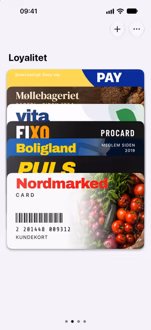 WalletCard på iPhone: en stak kundekort, forrest et kort med stregkode.