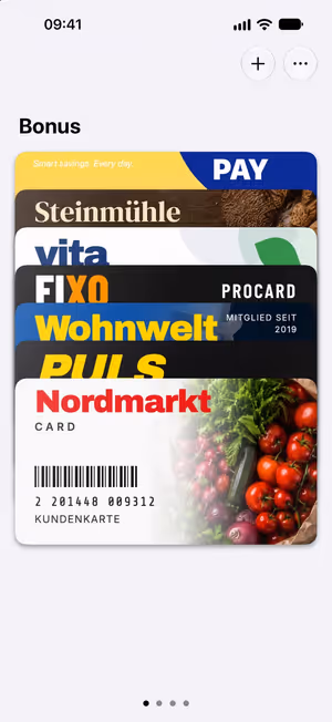 WalletCard auf dem iPhone: ein Stapel Bonuskarten, vorne eine Kundenkarte mit Barcode.