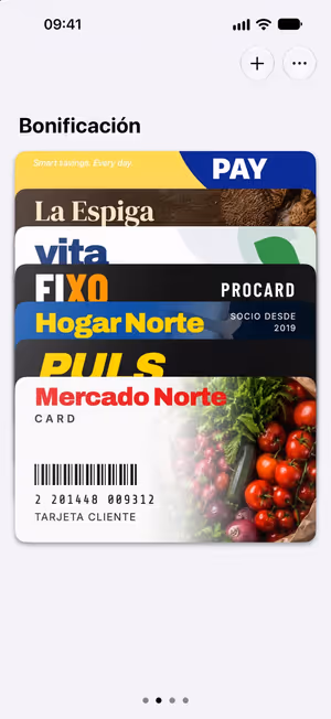 WalletCard en el iPhone: una pila de tarjetas de fidelidad, delante una con código de barras.