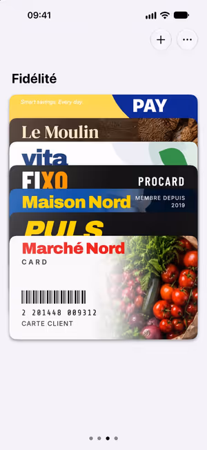 WalletCard sur iPhone : une pile de cartes de fidélité, devant une carte avec code-barres.