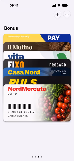 WalletCard su iPhone: una pila di carte fedeltà, davanti una carta con codice a barre.