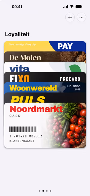 WalletCard op de iPhone: een stapel klantenkaarten, vooraan een kaart met streepjescode.