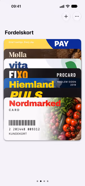 WalletCard på iPhone: en bunke kundekort, fremst et kort med strekkode.
