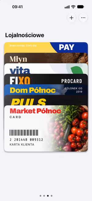 WalletCard na iPhonie: stos kart lojalnościowych, z przodu karta z kodem kreskowym.