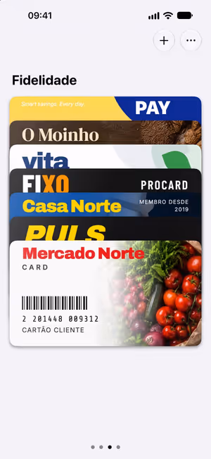 WalletCard no iPhone: uma pilha de cartões fidelidade, na frente um cartão com código de barras.