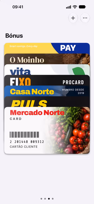 WalletCard no iPhone: uma pilha de cartões de cliente, à frente um cartão com código de barras.
