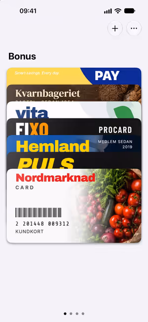WalletCard på iPhone: en hög kundkort, längst fram ett kort med streckkod.